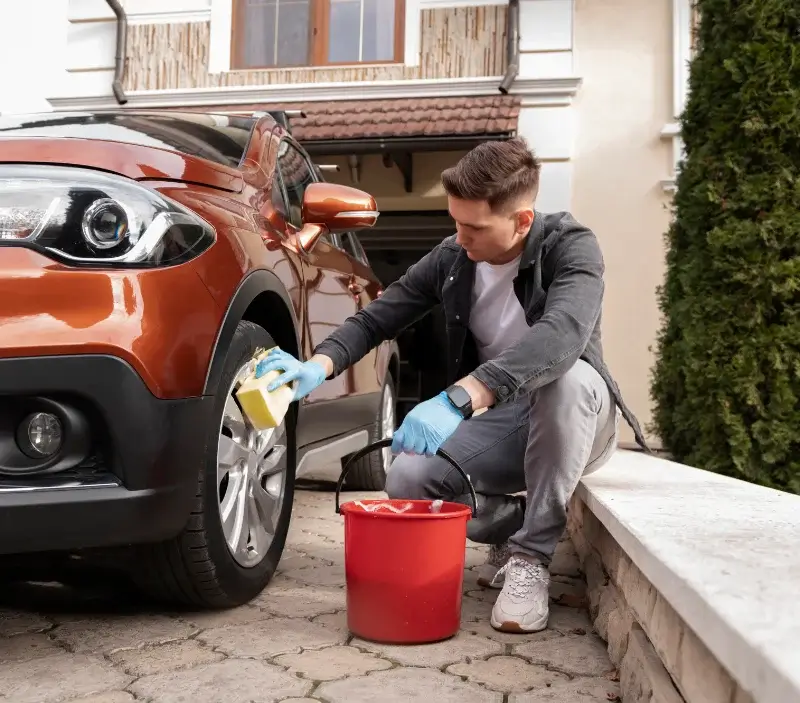 Lavage auto à domicile Châteauneuf-Miravail : professionnel intervenant sur un véhicule